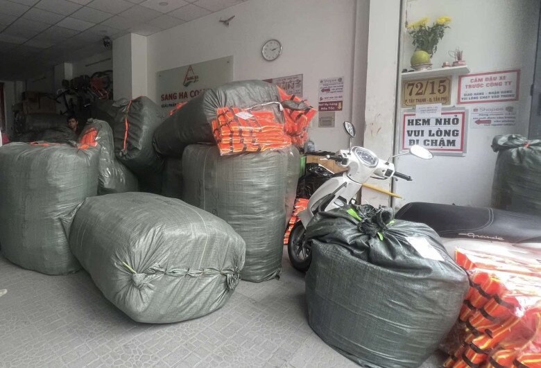 Nhóm Đêm Sài Gòn vận chuyển hơn 1.000 chiếc áo phao ra miền Bắc bằng đường hàng không. Tại các điểm hỗ trợ, nhóm có tình nguyện viên để đưa hàng cứu trợ tận tay những trường hợp cần sự giúp đỡ. 