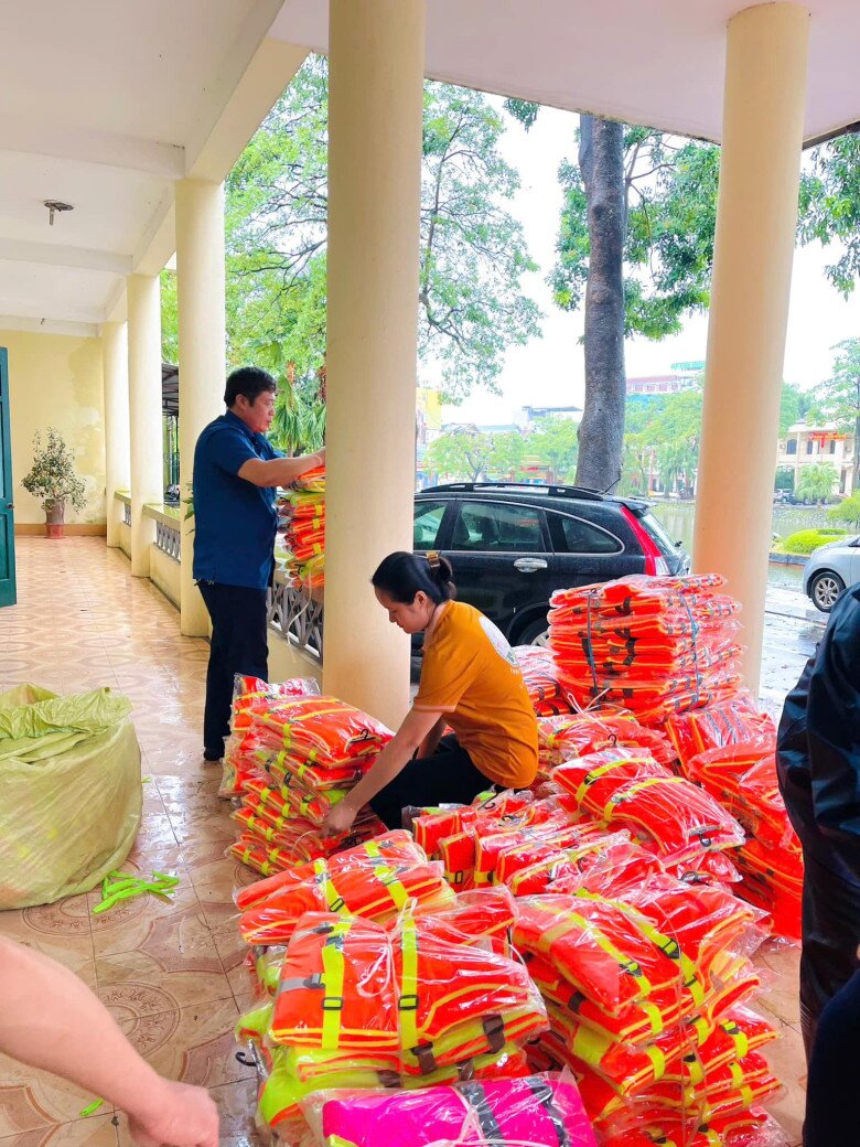  Sáng 11/9, nhóm thiện nguyện này đã trao 500 chiếc áo phao cho những hộ dân tại Thái Nguyên.