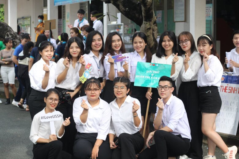 Sinh viên ngành Quản trị văn phòng sau khi ra trường có thể làm việc tại các cơ quan trong và ngoài nước với những nhiệm vụ cơ bản như quản lý hồ sơ, giấy tờ, sổ sách, đảm bảo tiến độ làm việc của các nhân viên trong văn phòng, thu thập thông tin, xử lý và sắp xếp dữ liệu một cách logic và chuẩn xác.