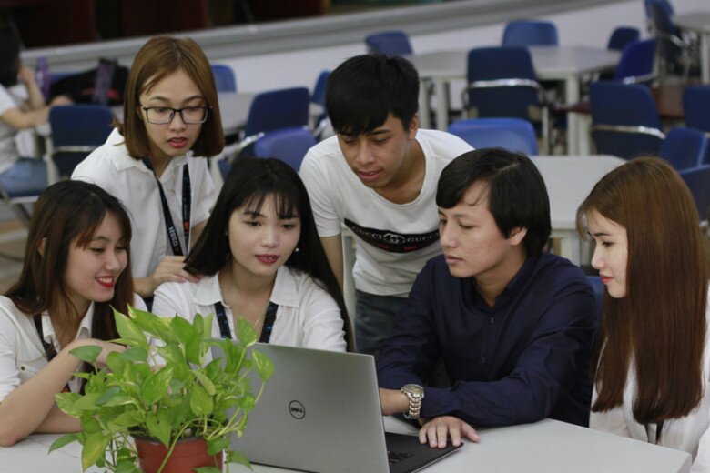 Đây là ngành học đào tạo về khả năng triển khai, theo dõi và đánh giá quá trình làm việc trong văn phòng của một tổ chức, doanh nghiệp hay các cơ quan trường học, bệnh viện… Đòi hỏi sinh viên phải biết sắp xếp thông tin, khả năng giao tiếp và hoạt động nhóm tốt.