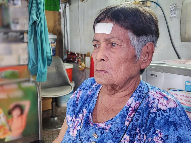 Bà Sang sức khoẻ yếu dần, một phần do phải cúi thấp người di chuyển trong phòng trong suốt khoảng thời gian rất dài. Những ngày thời tiết oi bức, bà phải ra ngoài, thoát khỏi chiếc hộp ngột ngạt.