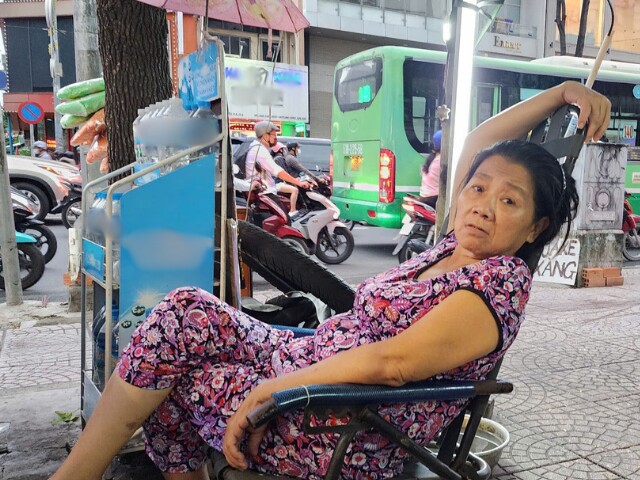 Cô Tuyết Mai - người hàng xóm hỗ trợ bà hết mực trong thời gian gần đây. Việc ăn uống, thuốc men hằng ngày của bà Sang đều do một tay cô đỡ đần.