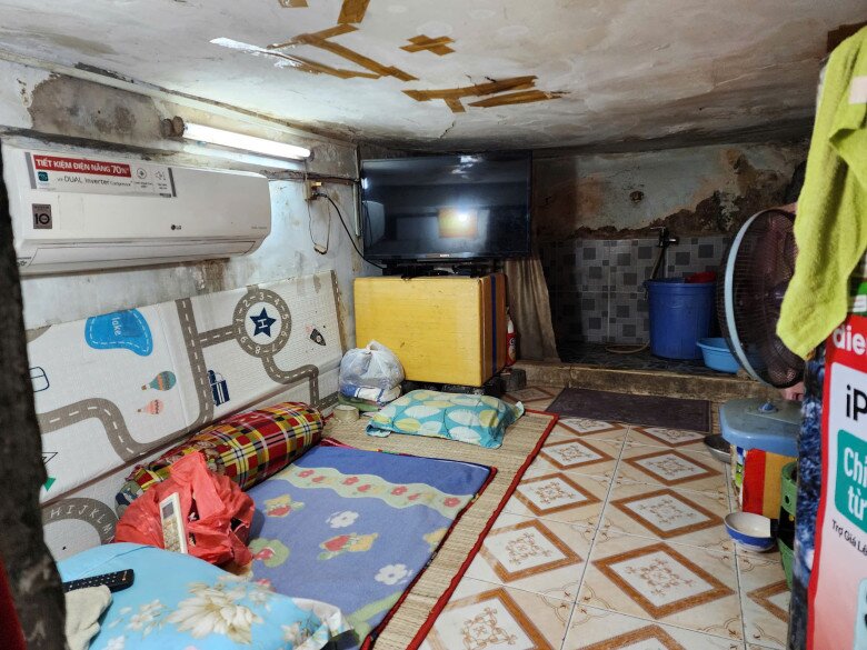 Những vết hư hỏng được bà cố định tạm bợ bằng lớp băng keo mỏng, căn phòng nhỏ này đã đồng hành với bà gần 30 năm. Chiếc máy lạnh, tivi đều được người dân xung quanh cho tặng nhưng bà không dám sử dụng vì sợ tốn tiền điện.