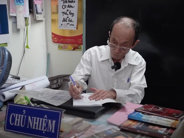 Trong căn phòng của ông lưu giữ nhiều tác phẩm nghệ thuật từ văn chương đến thư pháp...