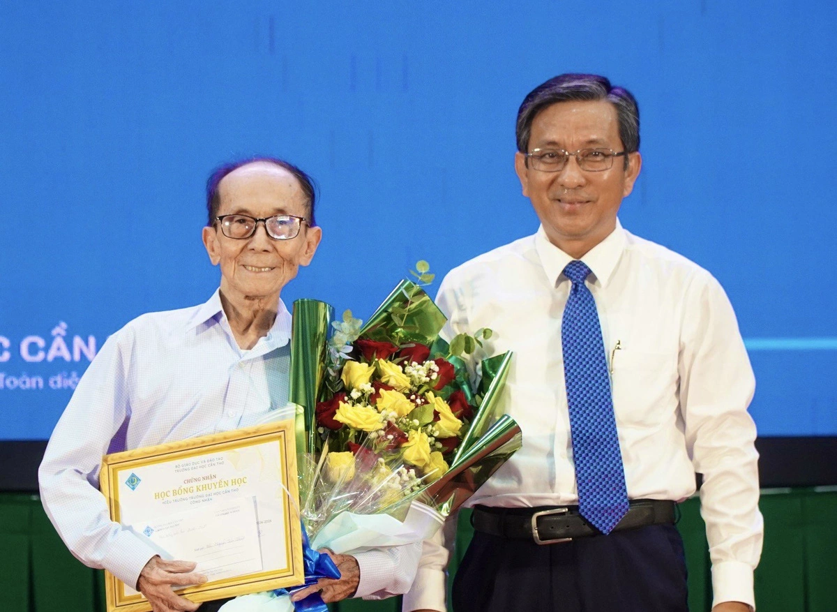 Khi đỗ vào chương trình học thạc sĩ, ông Thành nhận được học bổng khuyến học Người cao tuổi có tinh thần học tập suốt đời năm 2024 trị giá 24 triệu đồng của trường Đại học Cần Thơ.