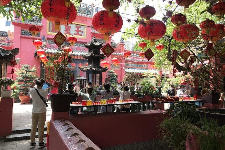 Người đến chùa Ngọc Hoàng thường để cầu may mắn, cầu bình an, cầu nhân duyên và cầu con cái.