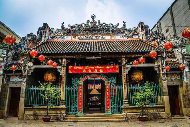 Chùa Bà Thiên Hậu còn khiến du khách không khỏi trầm trồ bởi lưu giữ khoảng 400 đồ cổ khác nhau gồm các bức tranh đắp nổi hình tứ linh – Long, Ly, Quy, Phụng, đỉnh trầm, câu đối, tranh nổi, bia đá, tượng đá... 