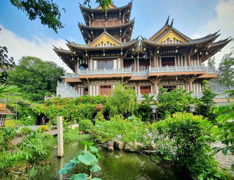 Tu viện Khánh An toạ lạc tại Quận 12 với phong cảnh tuyệt đẹp, bạn có thể vừa thành tâm cầu khấn cho cuộc sống an yên, cầu tình duyên, gia đạo vừa có thể chụp hình check-in ở những khu vực được cho phép.
