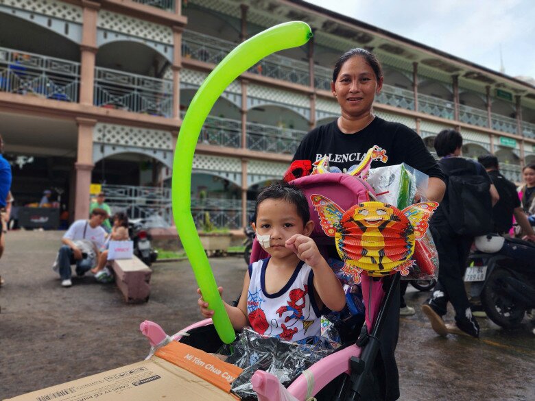 Hai mẹ con chị Thu Huyền nhận được nhiều phần quà sau ngày hội, bé Đình Long không khỏi phấn khích trước những màn pha trò của chú Cuội, chị Hằng.