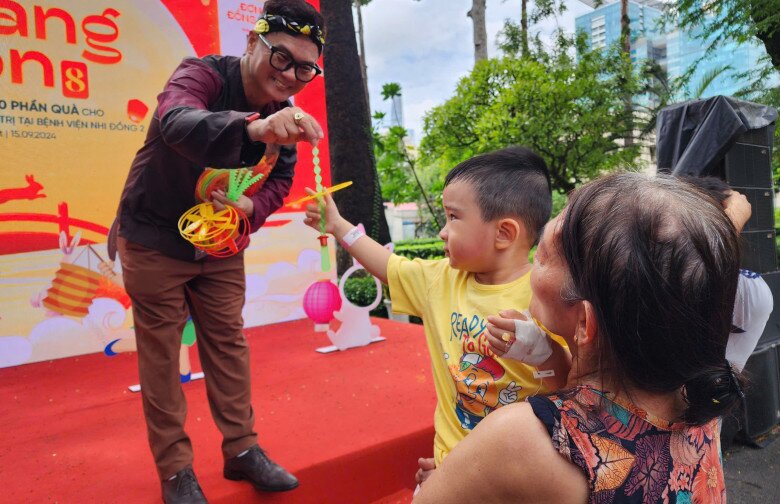 Mỗi phần quà Trung thu được trao cho các em như một liều thuốc tinh thần, mang đến sự vui vẻ, lạc quan để quên những đau đớn bệnh tật.