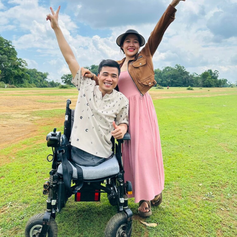 Riêng gia đình anh Đình Khánh ủng hộ 200 thùng mì cùng một số nhu yếu phẩm khác để gửi tặng đến đồng bào đang chịu ảnh hưởng bởi cơn lũ vừa qua.