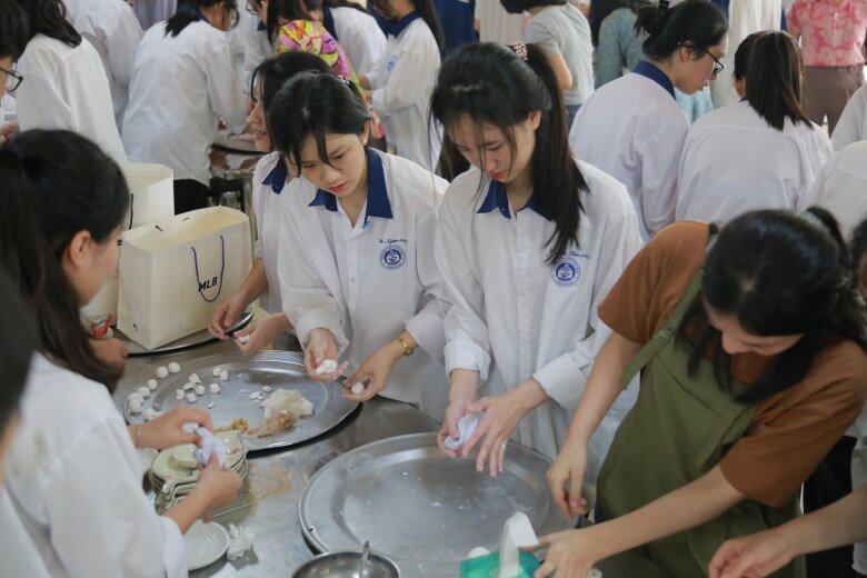 Tiết học đặc biệt diễn ra trong căn tin của trường, dạy cho học sinh kỹ năng làm bánh truyền thống, vừa phát triển kỹ năng vừa lưu giữ nét đẹp văn hoá.