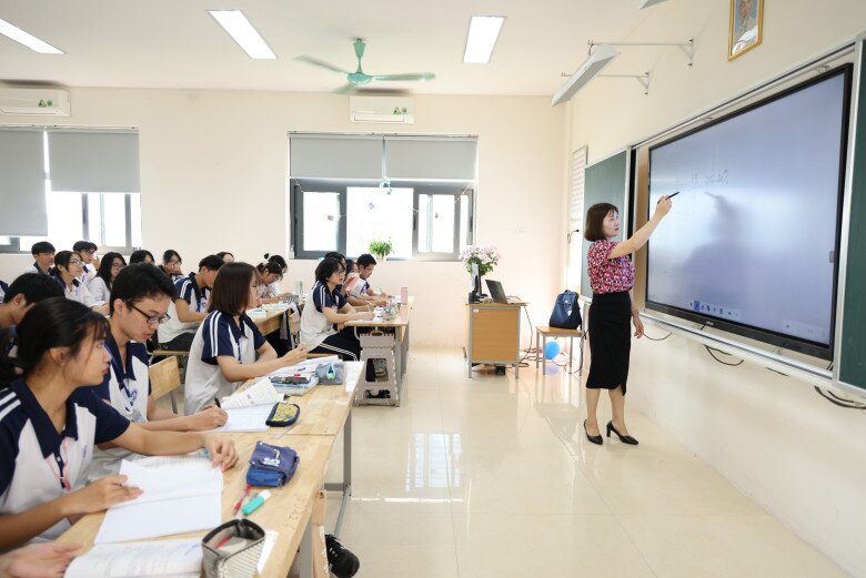 Cơ sở vật chất, trang thiết bị dạy học được trang bị hiện đại, đáp ứng đầy đủ các yêu cầu của trường trọng điểm quốc gia, tiếp cận các trang thiết bị hiện đại ngang tầm khu vực và quốc tế và có giá trị sử dụng lâu dài. 