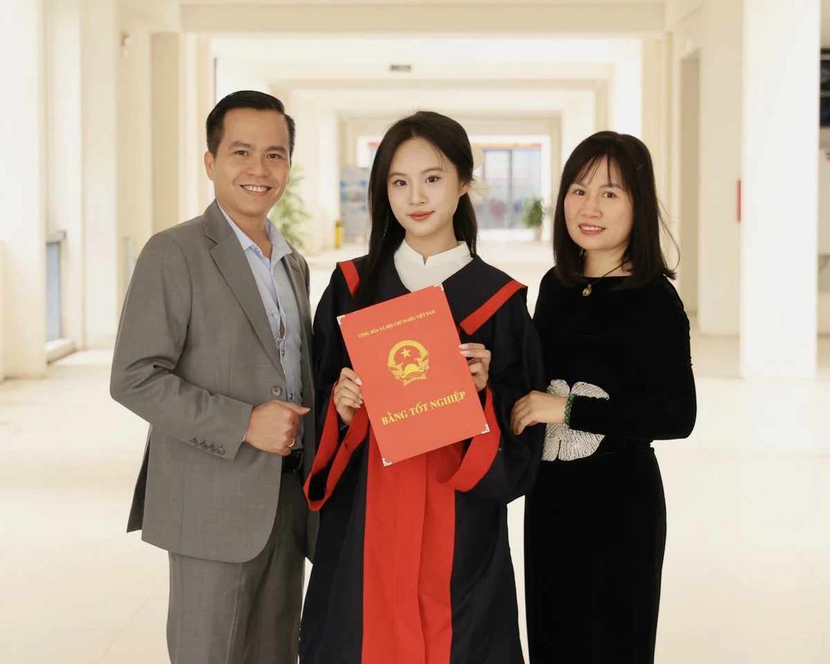 Học sinh Trần Phương Linh xuất sắc giành danh hiệu Thủ khoa khối D01 toàn quốc. Trước kỳ thi THPT Quốc gia, nữ sinh đã đậu xét tuyển ở nhiều trường đại học top đầu như Đại học Ngoại Thương, Học viện Ngoại giao...