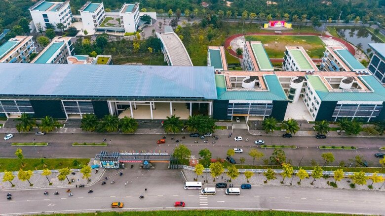 Với tổng vốn đầu tư hơn 100 tỷ đồng, trường được nâng cấp toàn bộ về cơ sở vật chất, hạ tầng đến trang bị máy tính hiện đại phục vụ công tác giảng dạy cho giáo viên.