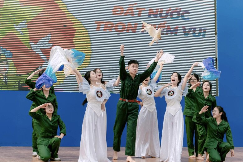 Những hoạt động tôn vinh văn hoá, truyền thống dân tộc được các bạn học sinh yêu thích, tích cực tham gia.