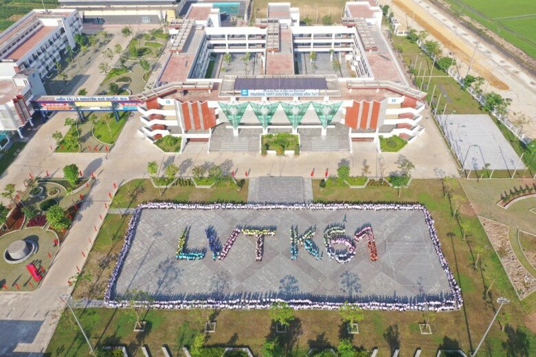 Toàn cảnh ngôi trường danh giá nhất Ninh Bình, với sân trường rộng rãi, nơi đây thích hợp tổ chức các hoạt động ngoại khoá.