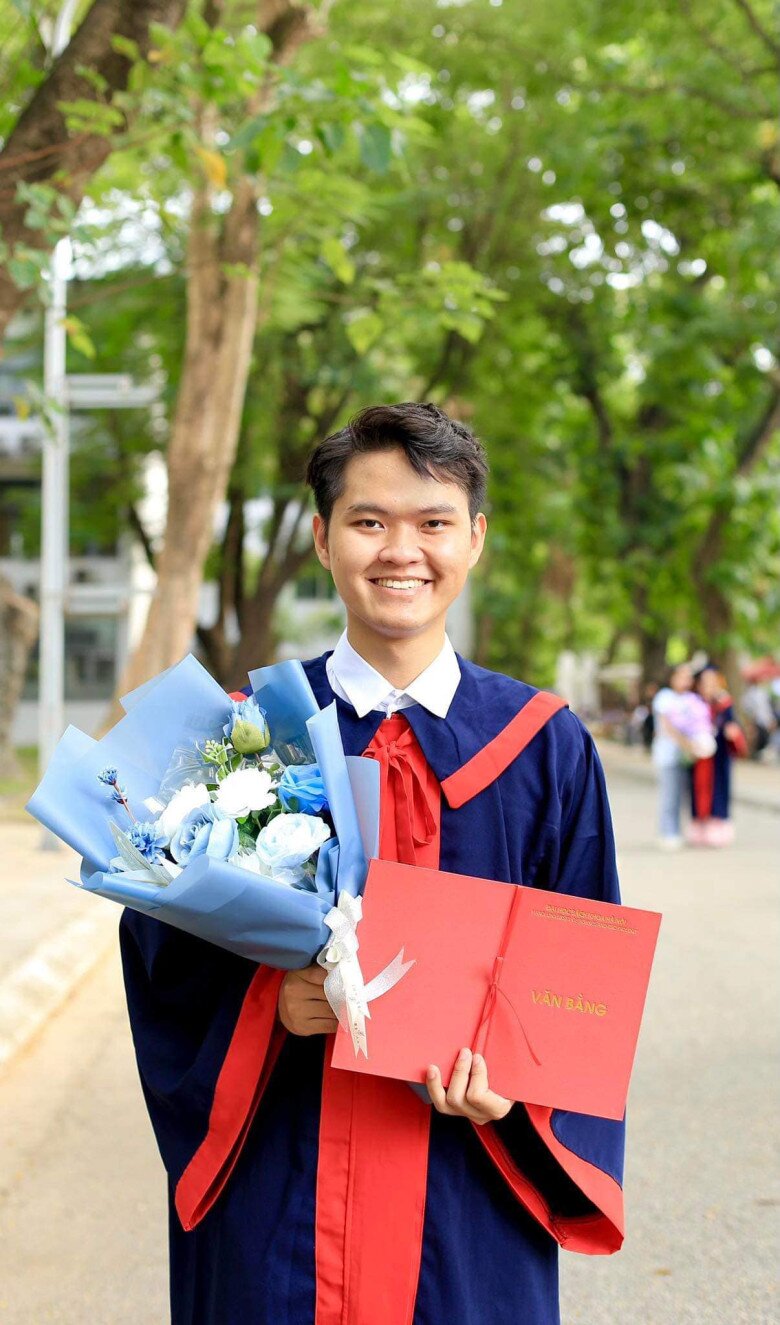 Vũ Hoàng Long - cựu học sinh chuyên Toán (khóa 58) từng đạt hai giải HSG Quốc gia đã giành được học bổng toàn phần trị giá 7 tỷ đồng tại trường Đại học Arizona State University (Mỹ) với vị trí Nghiên cứu sinh Tiến sĩ ngành Công nghệ thông tin.