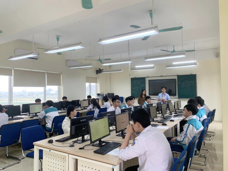 Đây là cơ sở giáo dục chất lượng cao, đạt chuẩn quốc gia, có trang thiết bị dạy học hiện đại. Từ đó, trường có thể đào tạo, bồi dưỡng phát triển năng khiếu cho các học sinh.