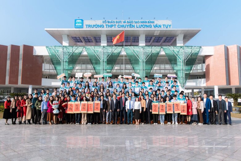 Với kinh phí đầu tư hơn 400 tỷ, trường THPT Chuyên Lương Văn Tuỵ sở hữu cơ sở vật chất hiện đại với đầy đủ tiện nghi. Đây là niềm tự hào của rất nhiều thế hệ học sinh đang theo học tại ngôi trường này.