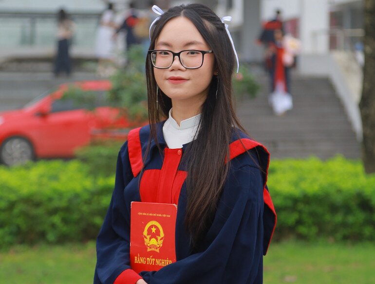 Nữ sinh trường THPT Chuyên Lương Văn Tuỵ là thủ khoa kép toàn quốc, sở hữu tấm bằng IELTS 8.5.
