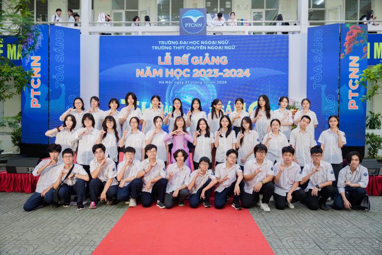 Từ tên của ngôi trường chuyên đặc biệt này đã hiểu rõ thế mạnh của giáo viên và học sinh. Ở trường THPT Chuyên Ngoại ngữ, bất kỳ góc nào ở sân trường cũng có thể nghe học sinh giao tiếp bằng nhiều thứ tiếng khác nhau. Đa phần, học sinh trước khi tốt nghiệp đều có bằng ngoại ngữ đạt chuẩn quốc tế như IELTS, TOEIC, HSK… 