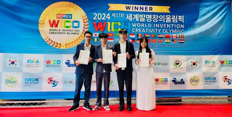 Với đề tài nghiên cứu Chiết xuất nano selen từ lá vối sử dụng phương pháp xanh và nghiên cứu khả năng kháng khuẩn, nữ sinh Nguyễn Vũ Hà Linh cùng đồng đội đã xuất sắc giành huy chương Đồng tại cuộc thi Olympic Phát minh và sáng chế thế giới tổ chức tại Hàn Quốc.