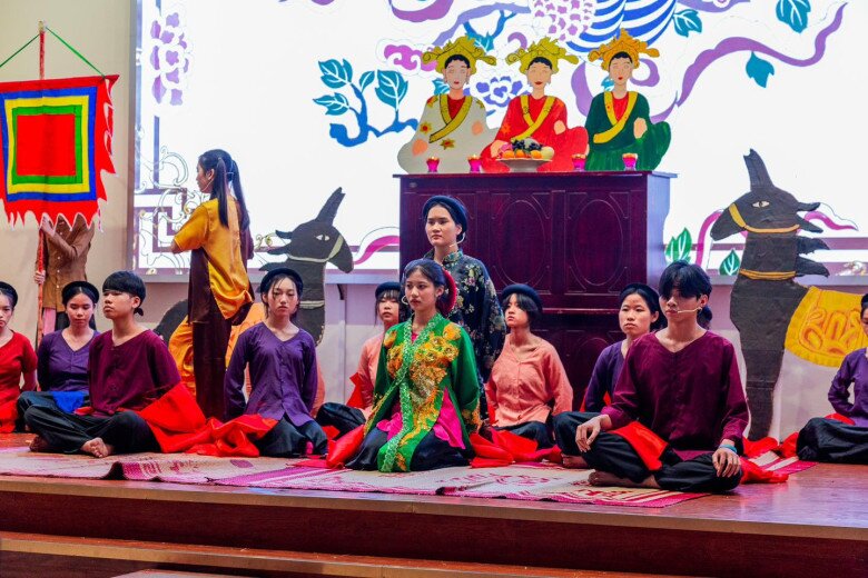 Học sinh THPT Chuyên Ngoại ngữ năng động, sáng tạo và luôn lồng ghép yếu tố văn hoá Việt trong những phần trình diễn, sinh hoạt ngoại khoá của mình.