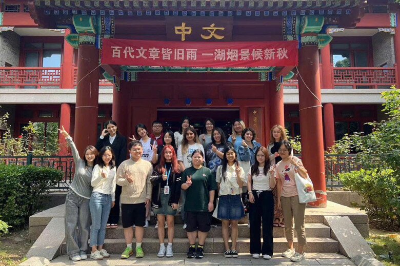 Học sinh của trường thường xuyên được tham gia các chuyến trao đổi ngoại quốc để giao lưu văn hoá, học hỏi thêm kiến thức từ bạn bè quốc tế.