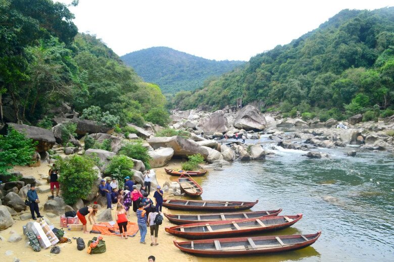 Hầm Hô thu hút du khách bởi vẻ đẹp của dòng sông trong xanh chảy qua những tảng đá lớn, tạo nên những ghềnh thác tuyệt đẹp.