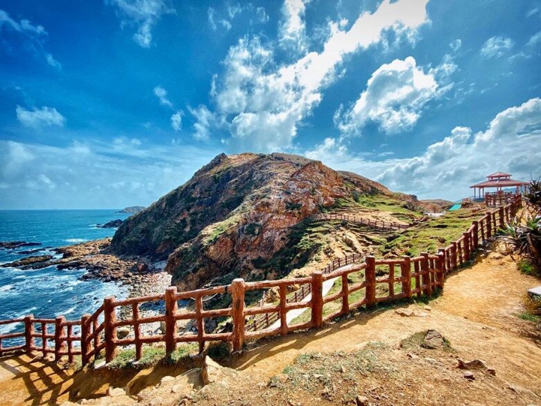 Ngoài các hoạt động tắm, lặn biển du khách có thể thuê chòi thư giãn bên bờ biển, chơi mô tô nước, dù kéo… 