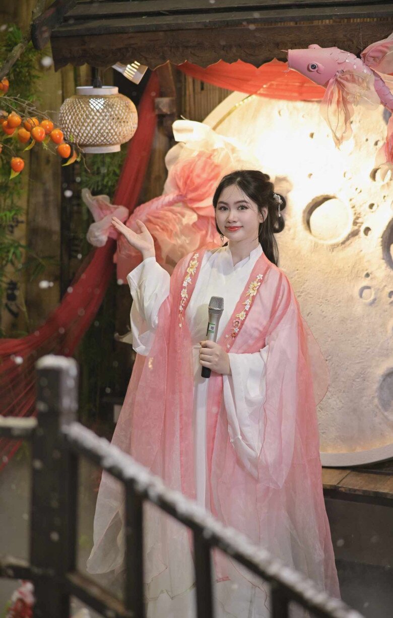 Chị Trang Du khi trong trang phục Hằng Nga, đảm nhận vai trò dẫn dắt các chương trình sinh hoạt cho trẻ em trong mùa Tết Trung thu.