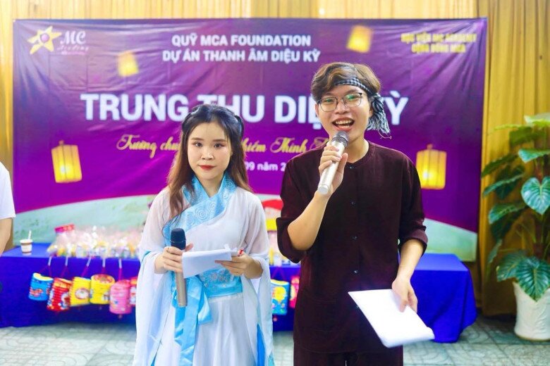 Chị Hằng, chú Cuội thường sẽ là cặp đôi tương trợ trong các chương trình Trung thu. Vì thế, cả hai sẽ phải trao đổi trước về phong cách dẫn dắt, đường dây chương trình để khi cầm micro sẽ tạo sự hồn nhiên khi tương tác.