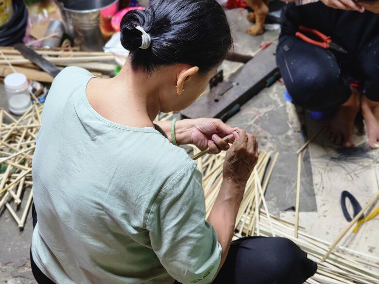 Từ những công đoạn chuẩn bị nguyên liệu, chẻ tre, buộc kẽm, cho đến hoàn thiện các chi tiết trang trí, tất cả đều được nghệ nhân thực hiện thủ công.