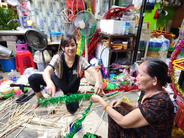 Chị Kim Thu tự hào khi đứng trước nhiều khó khăn của thời cuộc nhưng gia đình vẫn bám trụ suốt gần nửa thế kỷ, tiếp tục theo đuổi ngành nghề truyền thống. Tuy con cái đã có công việc riêng nhưng chị vẫn muốn các thế hệ sau trong gia đình vẫn học hỏi, kế thừa công việc sản xuất lồng đèn.