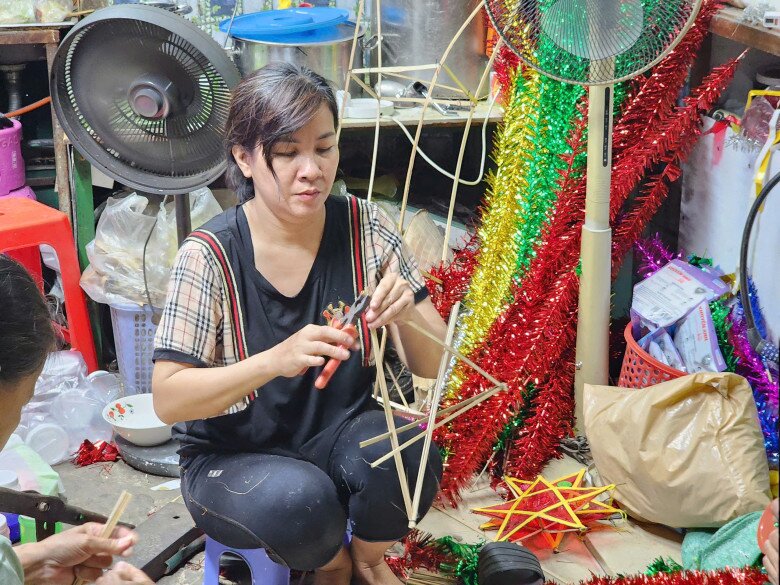 Sau khi hoàn thành khung, nghệ nhân tiếp tục buộc kẽm để cố định khung đèn trước khi dán giấy trang trí. Chị Kim Thu cho biết quá trình định hình, tạo khung cho sản phẩm là quan trọng nhất.