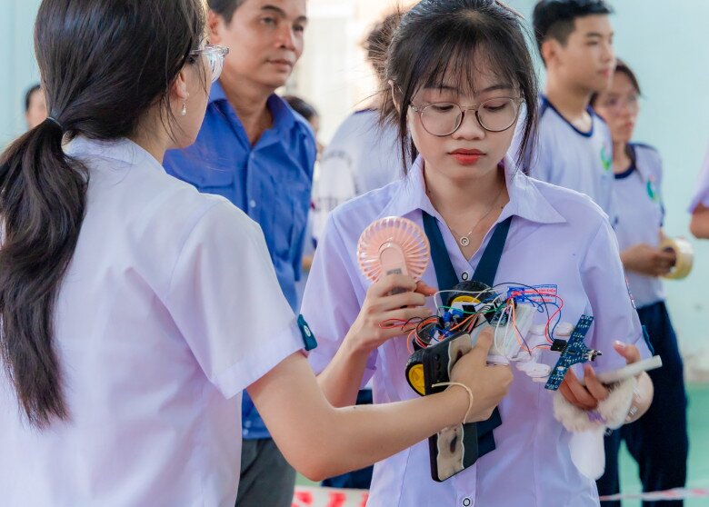 Trường tạo điều kiện học tập, đầu tư cho các dự án thuộc lĩnh vực khoa học kỹ thuật và đưa học sinh cọ xát ở các kỳ thi chế tạo robot. 