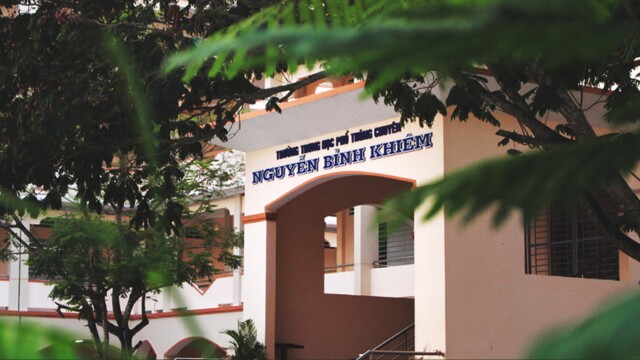 THPT Chuyên Nguyễn Bỉnh Khiêm là ngôi trường chuyên duy nhất của tỉnh Vĩnh Long, được thành lập vào năm 1992 với thành tích học tập khủng, trở thành niềm mơ ước của nhiều thế hệ học sinh.