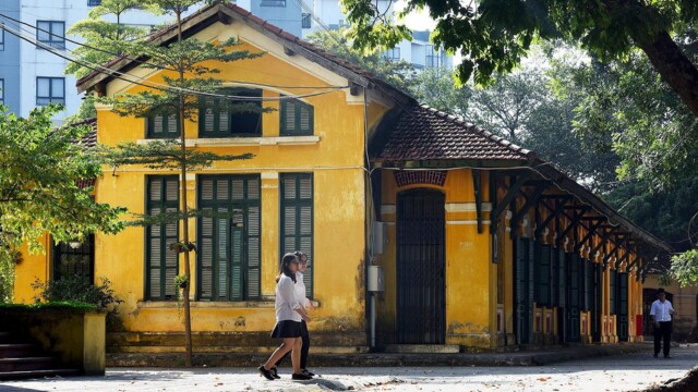 Do trường được xây dựng trên đất làng Thụy Khuê (thời Hậu Lê là nơi đặt điện Thụy Chương) ở vùng Kẻ Bưởi, ven hồ Tây nên được nhiều thế hệ học sinh gọi là Trường Bưởi.