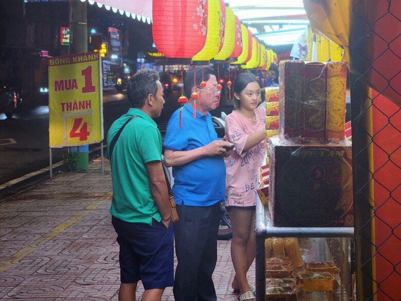 Cửa hàng bánh trung thu lưu động gặp khó, phải tung nhiều chương trình khuyến mãi để kích cầu người tiêu dùng.