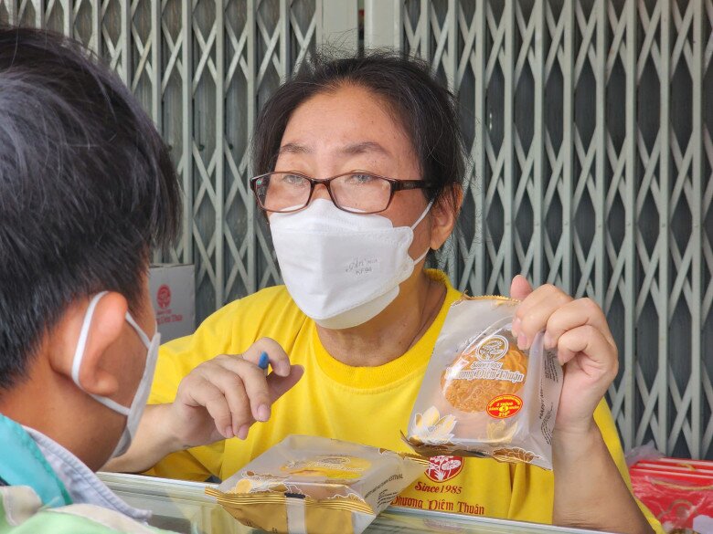 So với năm trước, giá bánh của cửa hàng nổi tiếng này đã tăng khoảng 5% do giá nguyên liệu và nhân công có sự thay đổi nên bắt buộc tiệm phải điều chỉnh giá cho hợp lý.