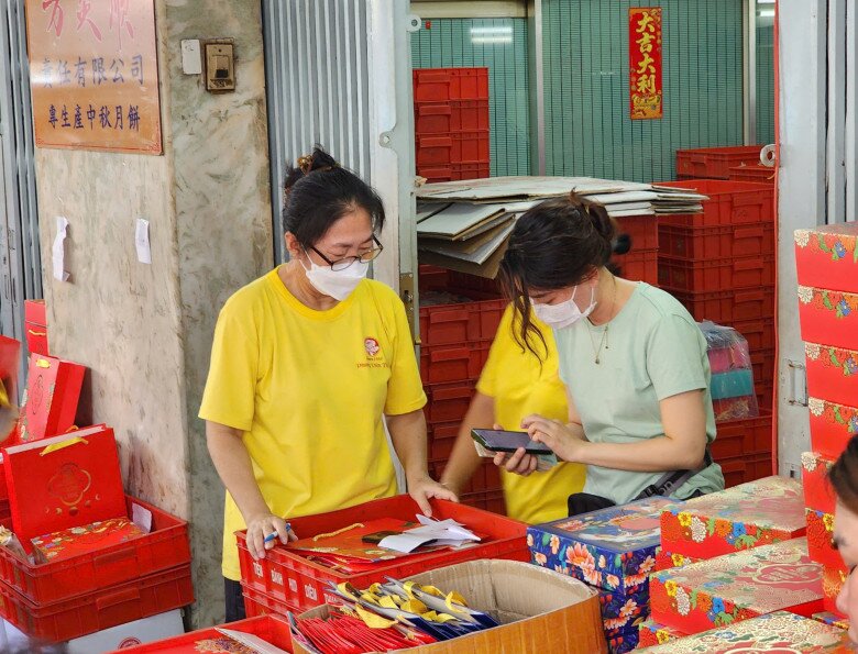 Bên trong cửa hàng, nhân viên tấp nập ra vào, không có thời gian nghỉ ngơi để phục vụ khách hàng.