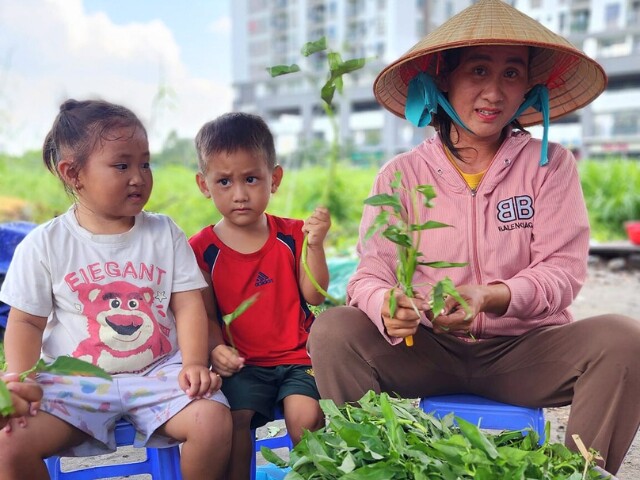 Vì không thể lo đủ học phí cho đứa con trai lớn 12 tuổi, khi học đến lớp 4 em đã phải nghỉ học. Hiện niềm hi vọng lớn nhất của chị Tiên dồn vào con gái 7 tuổi, năm nay bé đã vào lớp 1.