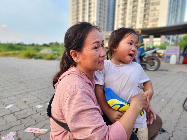 Điều mong muốn lớn nhất của chị Tiên là gom góp đủ tiền để con gái được vào lớp 1, dù cực khổ đến mấy chị cũng chấp nhận