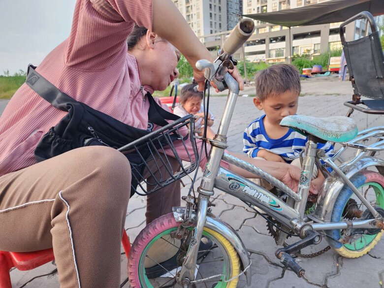 Nhiều chuyện nặng nhọc trong gia đình cũng do đôi bàn tay nhỏ bé của người phụ nữ này gánh vác.