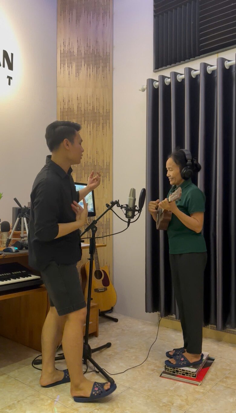 Tuy không qua trường lớp nhưng cả hai mẹ con đều sở hữu năng khiếu ca hát. Vì thế, khi đăng tải video lên mạng, gia đình nhỏ của anh Luân nhận được hàng chục triệu view và lượt yêu thích.