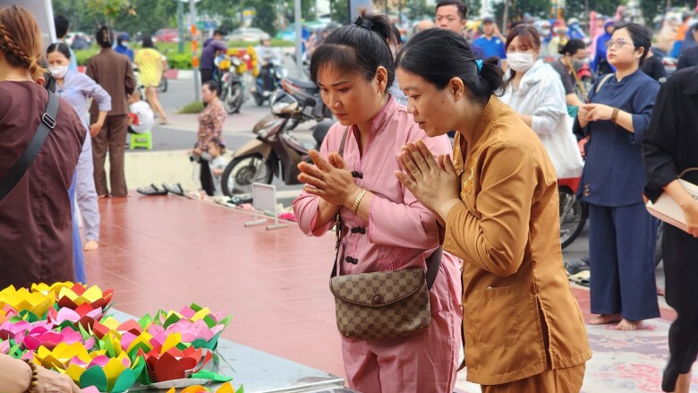 Các Phật tử đến chùa từ sớm để tham gia vào lễ Vu Lan báo hiếu.