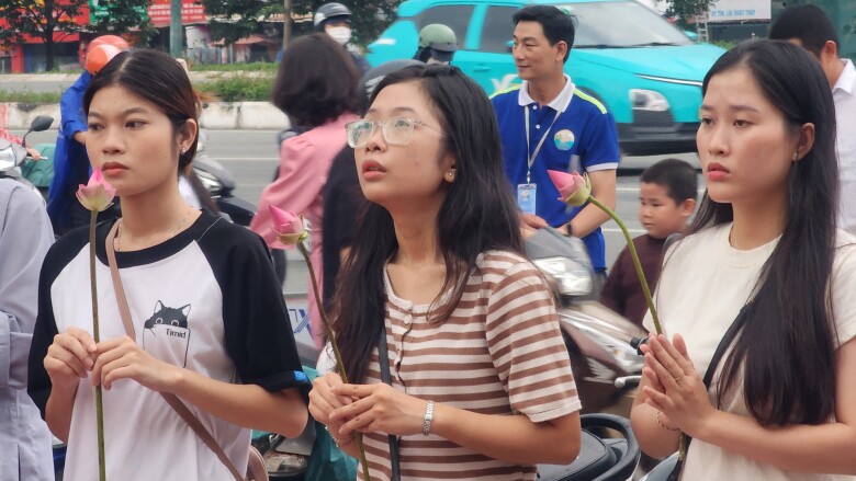 Tất cả hoa, hương và đèn hoa đăng tại chùa đều được chuẩn bị để các Phật tử thực hành nghi lễ. 