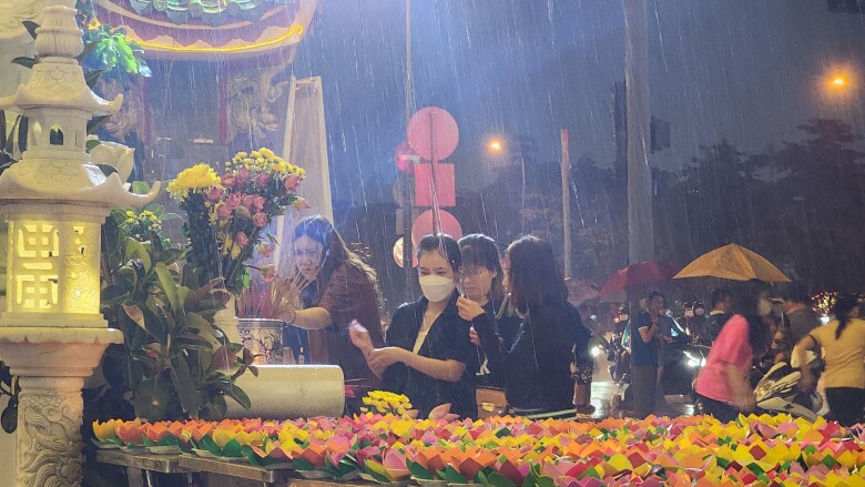 Trời bất ngờ đổ mưa nhưng người dân vẫn đến chùa để nghe thuyết giảng, hướng tâm về Phật.