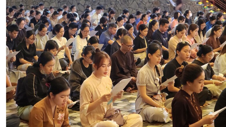 Trong mùa Vu Lan này, chị Hương vẫn chọn cách đến chùa để tìm kiếm sự bình an, thực hiện lối sống chánh niệm, cầu an cho cả gia đình.